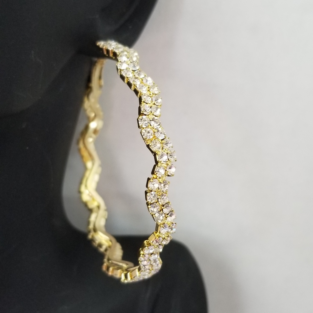 NWT Gorgeous ZIgzag Clip Gold Tone Earrings 2.5